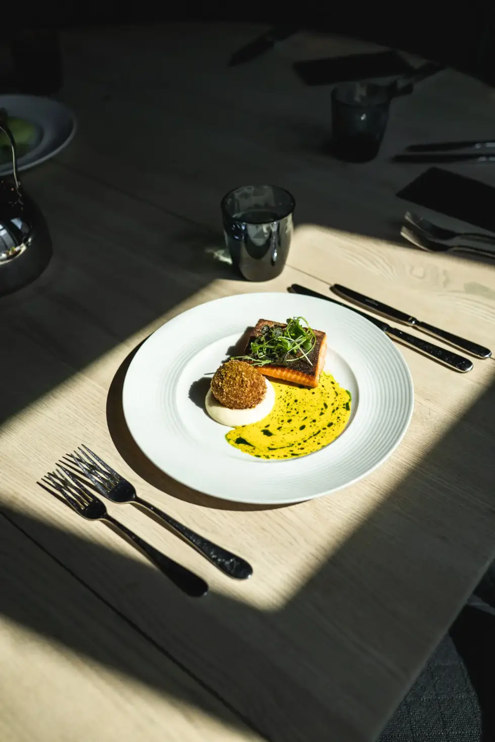 Pöytiin tarjoiltu lounas 11-14. Ravintola Koski. Kala-annos pystykuva. Tervetuloa Kirkkokatu 10.