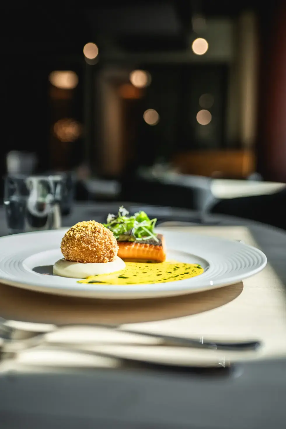 Pöytiin tarjoiltu lounas 11-14. Ravintola Koski. Kala-annos lähikuva pystykuva