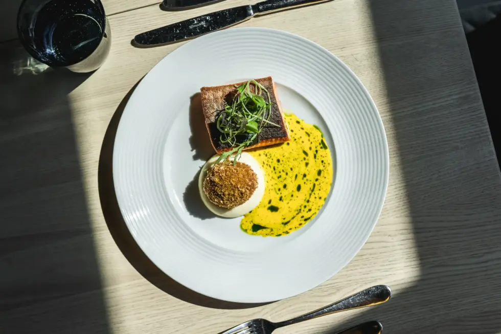 Pöytiin tarjoiltu lounas 11-14. Ravintola Koski. Kala-annos ylhäältä kuva
