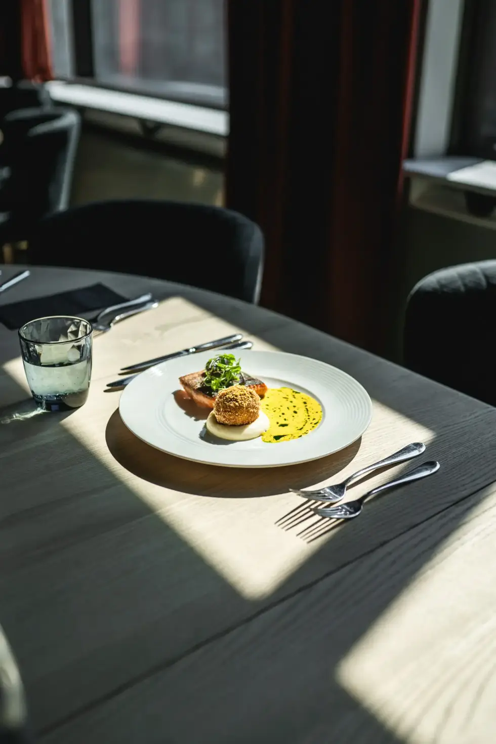 Pöytiin tarjoiltu lounas 11-14. Ravintola Koski. Kala-annos pystykuva