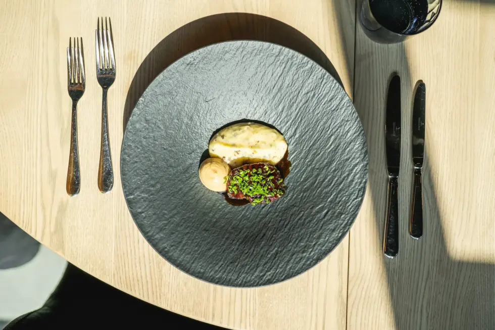 Pöytiin tarjoiltu lounas 11-14. Ravintola Koski. Kuva ylhäältä.