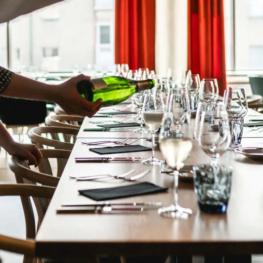 Ravintola Koski, Kirkkokatu 10, 33200 Tampere. Pöytiin tarjoiltu lounas, juhlatilat, kokoustilat, kabinetti. Catering ja pitopalvelu.