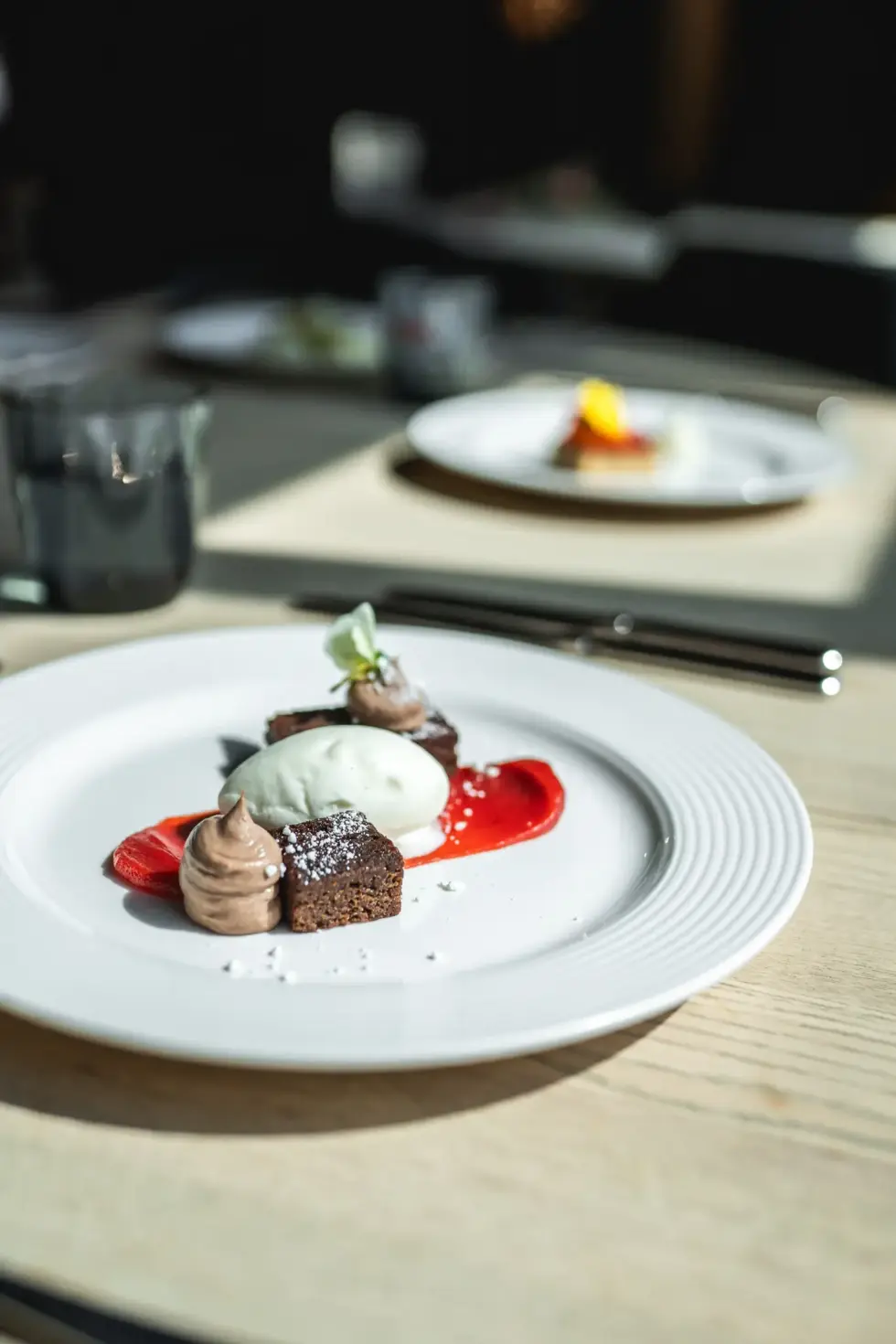Jälkiruoka. Annoskuva läheltä. Pystykuva. Ravintola Koski.