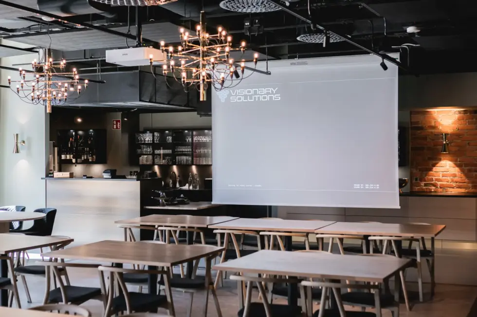 Ravintola Kosken juhlatilasta löytyy hyvä äänentoisto sekä iso screen