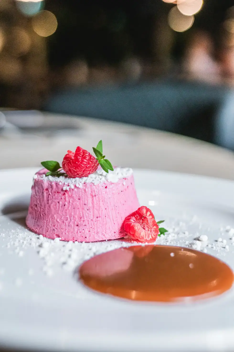 Vadelmamousse jälkiruoka. Ravintola Koski Tampereen keskustassa.