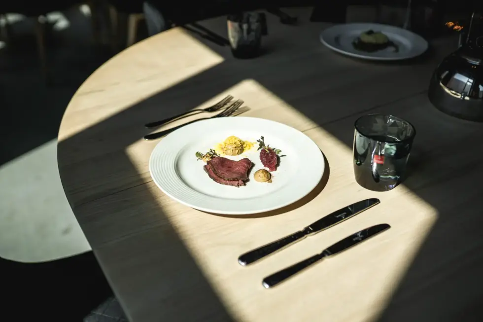 Liha-annos vaakakuva. Tervetuloa Kirkkokatu 10. Pöytiin tarjoiltu lounas 11-14. Ravintola Koski.